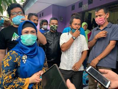 Putri Wapres RI Ma'aruf Amin Siti Nu Azizah saat berkunjung ke rumah korban abg yang diperkosa OR.