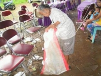 Salmah,Pemulung tua yang raajin mengais rezeki. Selasa (29/10)