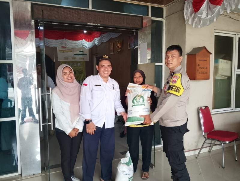 Anggota Polsek Balaraja Pantau Bantuan Pangan Beras Bulog Juni &amp; Juli 2025 Di Aula Desa Cangkudu