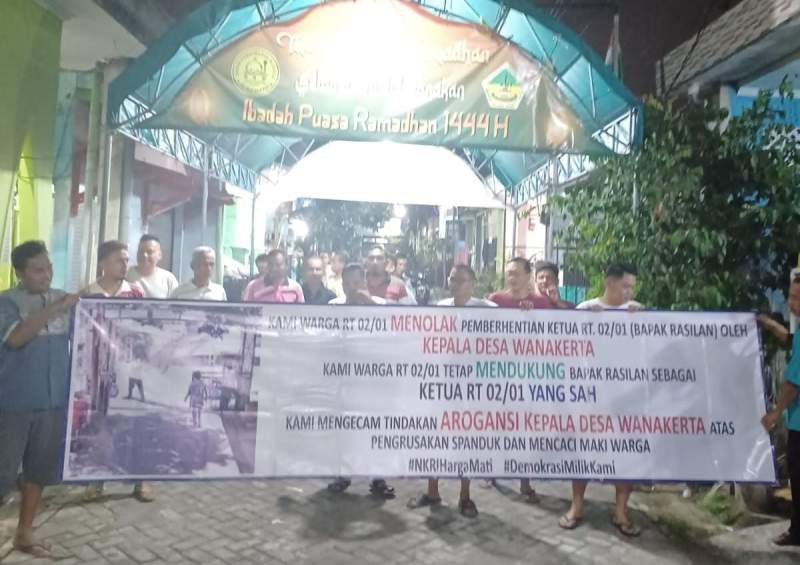 warga telaga bestari pasang spanduk