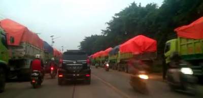 Parkir Sembarangan Dibahu Jalan, Warga Minta Dishub Tegas Tertibkan Truk Tanah