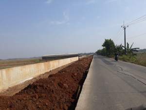 Kerap Dilalui Kendaraan Berat, Jalan Lintas Tengah Mulai Rusak