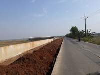 Kerap Dilalui Kendaraan Berat, Jalan Lintas Tengah Mulai Rusak