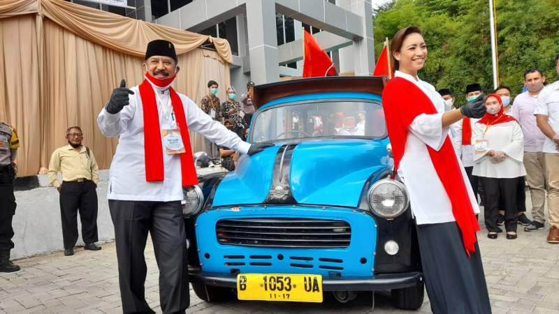 Pose pasangan Muhamad-Saras didepan Oplet saat daftar ke KPU Tangsel.
