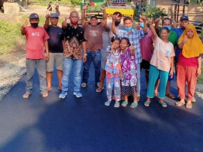 Masyarakat Sipispis gembira jalan Desa mereka mulus.(istimewa).