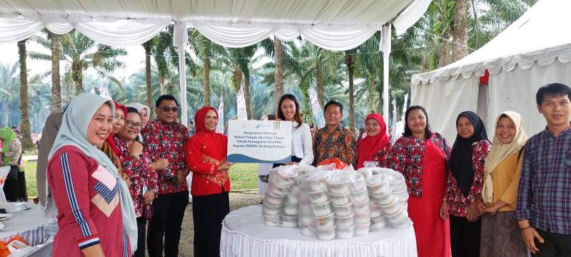 Head of Legal &amp; Corporate Affairs RSI  Arum P Handayani menyerahkan bantuan bahan pangan dari ikan tilapia untuk pencegahan stanting.