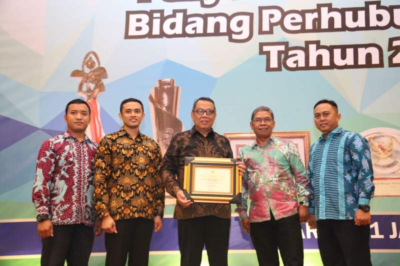 Wakil Wali Kota Tangsel Benyamin Davnie memegang plakat penghargaan WTN