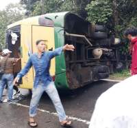 Bus terguling di Sajira, Lebak menewaskan satu penumpang.