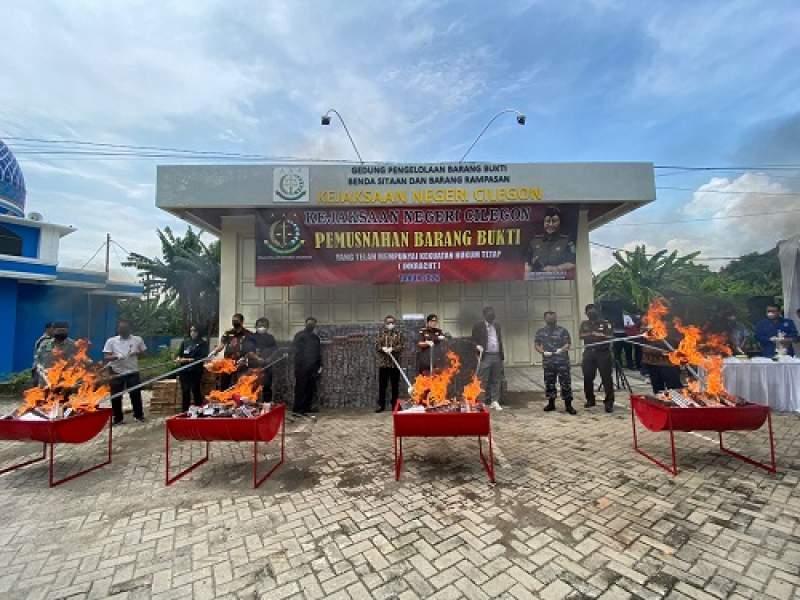 Forkopimda saat memusnahkan barang bukti hasil tindak pidana