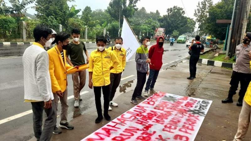 Mahasiswa Kosgoro saat aksi demo di gedung DPRD Kota Tangsel.