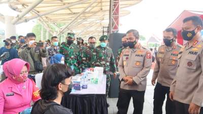 Suasana vaksinasi massal sekaligus bakti sosial yang dilakukan oleh AKABRI tahun 89 di Alun-Alun Kota Cilegon, Senin (25/10/2021).