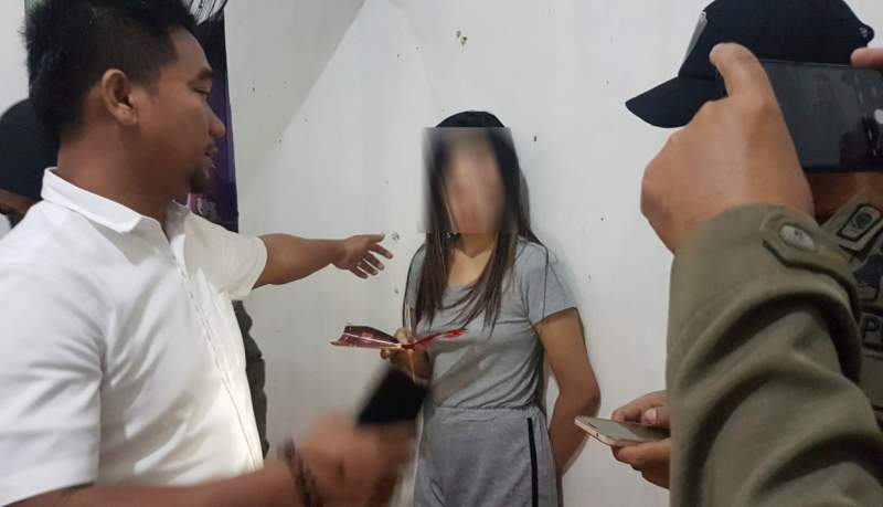  Petugas Pol PP Tangsel jaring salah satu WPS dari kos-kosan yang ada di Tangsel. (Foto Ist)