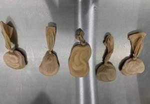 Wanita Ini Ditangkap Bea Cukai Selundupkan 5 Ekor Ular dalam Bra