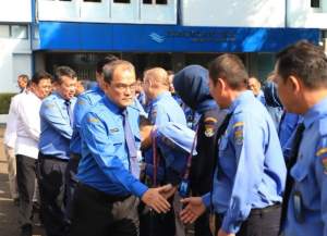 Jajaran Direksi dan Dewas PERUMDAM TKR memberikan selamat kepada seluruh pegawai yang mendapatkan mutasi dan promosi, Lapangan Kantor Pusat PERUMDAM TKR, Senin, 16 Juni 2025