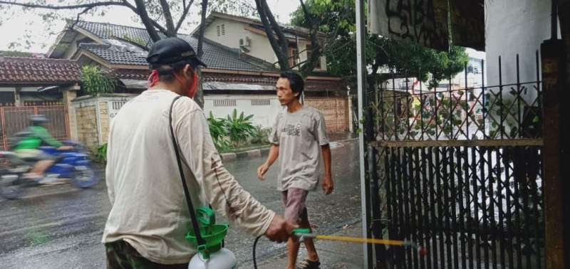 Cegah Corona, Pemukiman Warga Pulo Nyamuk Disemprot Cairan Disinfektan