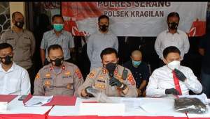 Kapolres Serang,&nbsp;AKBP Yudha yang juga didampingi Kapolsek Kragilan, Kompol Andi Kurniawan, beserta Kasatreskrim, AKP David Adhi Kusuma dan Panit I Polsek Kragilan, Ipda Fery Andriatna, ekspose perampokan