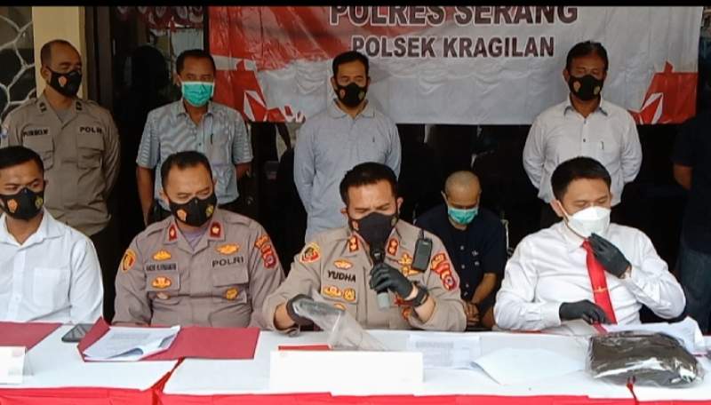 Kapolres Serang,&nbsp;AKBP Yudha yang juga didampingi Kapolsek Kragilan, Kompol Andi Kurniawan, beserta Kasatreskrim, AKP David Adhi Kusuma dan Panit I Polsek Kragilan, Ipda Fery Andriatna, ekspose perampokan