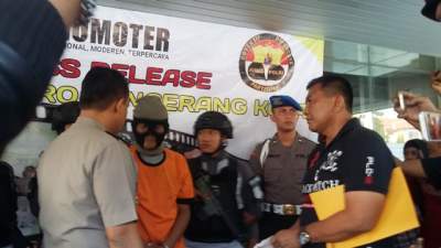 Polrestro Tangerang gelar perkara pembacokan istri dan anak. 