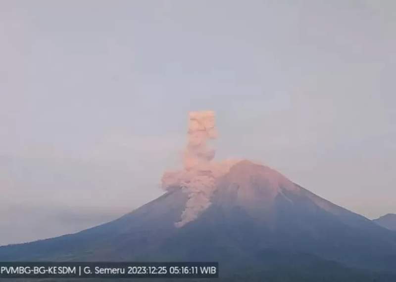 Gunung Semeru Erupsi dengan Letusan 1.000 Meter, Status Siaga