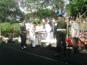 Anggota Paskibraka Provinsi Banten saat ikut menurunkan kapsul waktu.