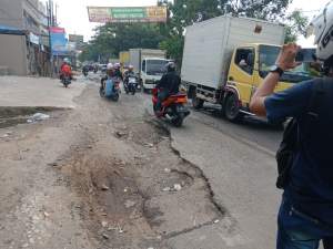 Setahun Terabaikan, Warga Cikepuh Keluhkan Jalan Rusak