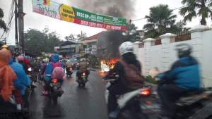 Angkot D15 jurusan Lebak Bulus-Pamulang terbakar. 