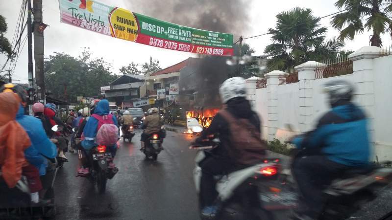 Angkot D15 jurusan Lebak Bulus-Pamulang terbakar. 