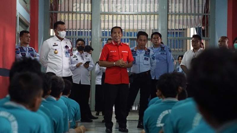 Dirkeswat Ditjenpas Kemenkumham RI Muji Raharjo saat melakukan kunjungan ke Lapas Cilegon memastikan kebersihan dan layanan publik berjalan dengan baik.