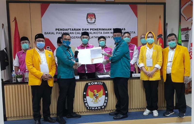  Pasangan Ben-Pilar saat mendaftar di KPU, Ia didampingi Ketua DPD Golkar Kota Tangsel, Airin Rachmi Diany dan beberapa pengurus partai koalisi.