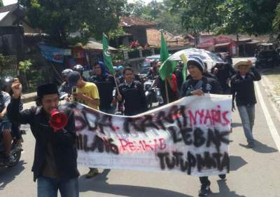 Protes Galian Pasir, Kumala Lebak Lakukan Aksi Long March