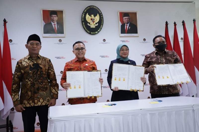 Menteri Koordinator PMK Muhadjir Effendy, Menteri PANRB Abdullah Azwar Anas, Menteri Ketenagakerjaan Ida Fauziyah, dan Menteri Agama Yaqut Cholil Qoumas, menunjukkan Surat Keputusan Bersama (SKB) Libur Nasional dan Cuti Bersama 2023, Selasa (11/10/2022).