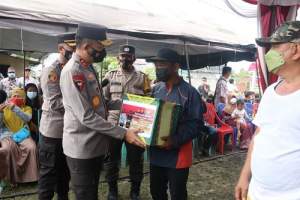 Kunjungi Korban Bencana Puting Beliung, Kapolda Babel Bersama Danrem 045Gaya Berikan Bantuan