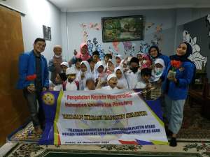 Pelatihan Menggunakan Plastik Bekas menjadi Tanaman Hias