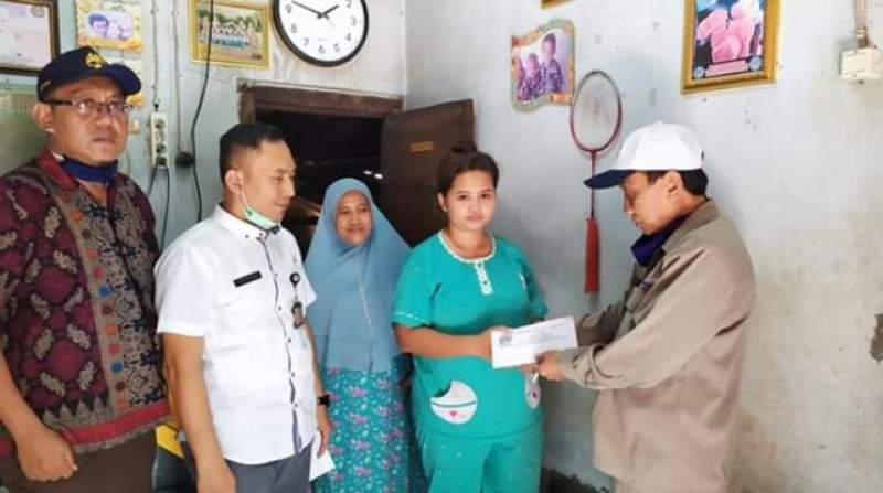 Lurah Gerem, Deni Yuliandi saat mendampingi&nbsp;  Korcam Grogol Relawan Ratu Ati Marliati (RAM) Nikmatullah, ketika memberikan bantuan kepada seorang warga yang terkena penyakit kanker payudara