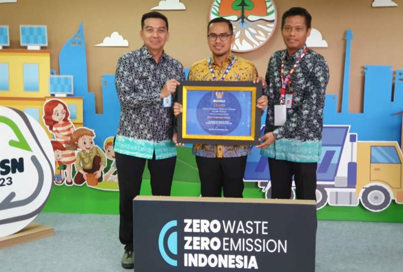 Wakil Walikota Pilar Saga Ichsan dan Kepala DLH Tangsel Wahyunoto Lukman, terima penghargaan Sertifikat Adipura oleh KLHK di Jakarta.