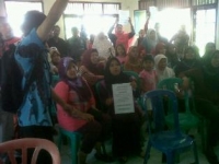 Serua- Warga Marah dan meneriaki  Dirjen Migas, saat mensosialisasikan Pembangunan SPBG, di aula Kelurahan Serua, Selasa (10/12)DT