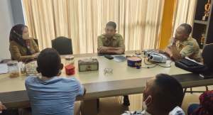 Ketua Komisi IV DPRD Cilegon Erik Airlangga (kanan) bersama Kadis PU Cilegon Heri Mardiana (tengah) didampingi Kabid Bina Marga Retno Anggraini saat berdiskusi di ruang Kadis PU Cilegon, Senin (6/12/2021).