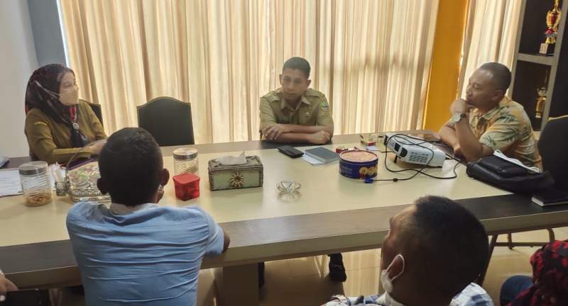 Ketua Komisi IV DPRD Cilegon Erik Airlangga (kanan) bersama Kadis PU Cilegon Heri Mardiana (tengah) didampingi Kabid Bina Marga Retno Anggraini saat berdiskusi di ruang Kadis PU Cilegon, Senin (6/12/2021).