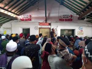 Suasana masyarakat yang melakukan ziarah di makam Sultan Maulana Hasannudin, Banten.