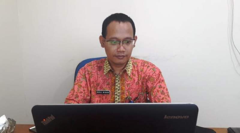 Kabid Non PBB Bapenda Kab Tangerang, Mudji Widodo saat ditemui di ruangannya (ft day).