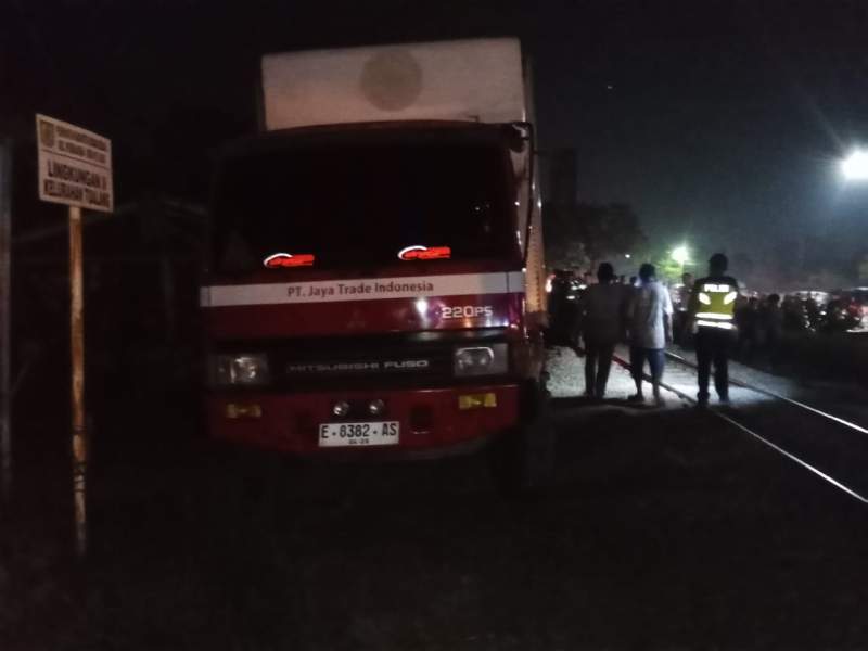 Truk Tronton di Sambar Kereta Api Saat Hendak Mengambil Kota Suara di GOR Serdang Bedagai