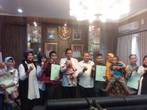 Pake Uang Pribadi, Walikota Serang Beri Uang Kompensasi Untuk Warga Kota Serang