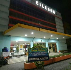 Polres Cilegon Beri Dukungan Nakes Lewat Karangan Bunga