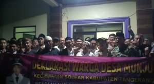 perang sarung tuai kecaman warga desa.