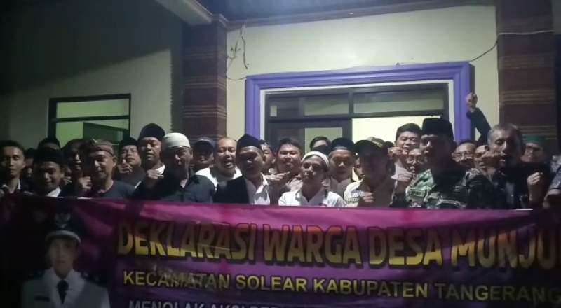 perang sarung tuai kecaman warga desa.