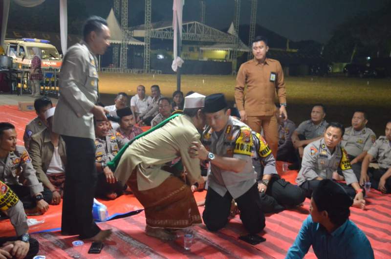 Ramaikan HUT Bhayangkara, Warga Dihibur Dengan Lomba Panjat Pinang