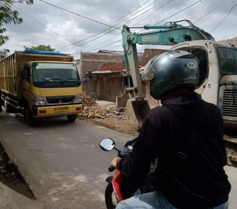 Proyek Betonisasi Jalan Provinsi di Dadap Dikeluhkan