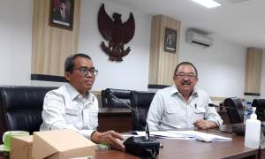 Wakil Ketua Bapemperda DPRD Tangsel, Tarmizi dan Ketua Fraksi Demokrat, Rizki Jonis.