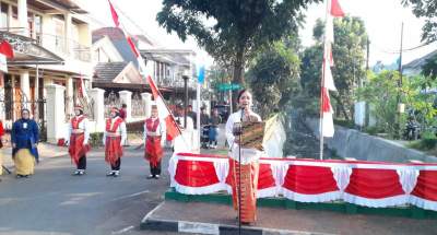 Anggota Komisi ll DPRD Tangsel, Made Laksmi Pusparini saat membacakan teks proklamasi pada peringatan HUT ke 78 RI di Bintaro Sektor 4.