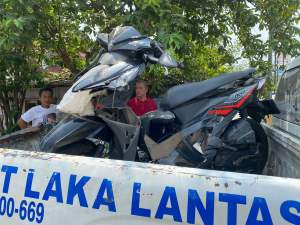 Petugas Kepolisian saat mengevakuasi kendaraan korban, Rabu (11/5/2022).